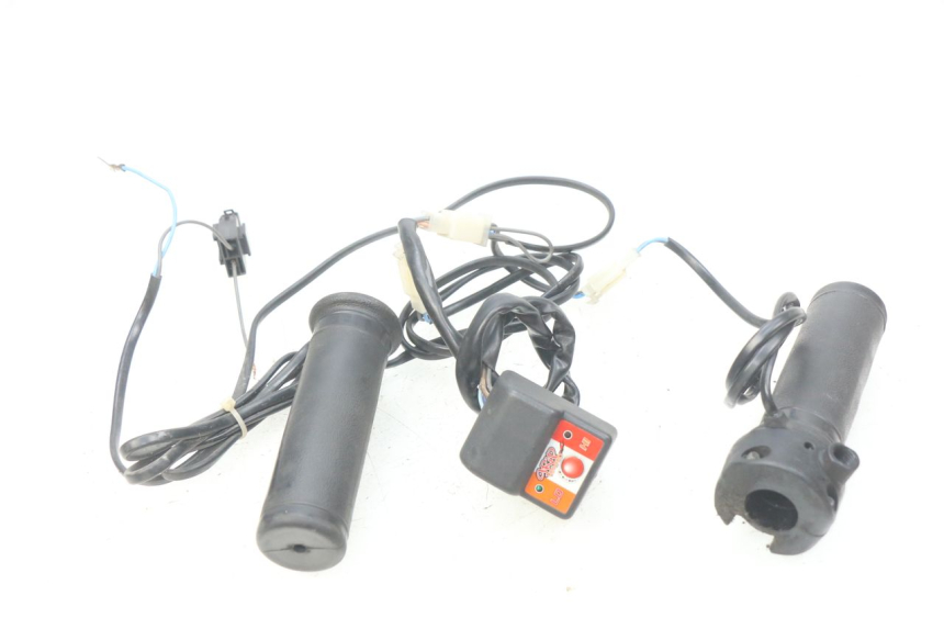 photo de MANETKA GAZU HONDA FES PANTHEON 2T 125 (1998 - 2002) - Widok główny