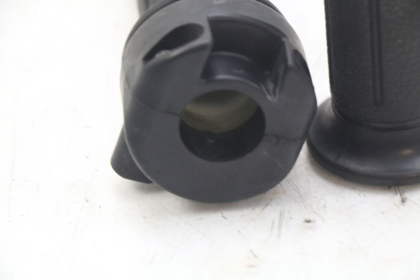 photo de MANETKA GAZU HONDA FES PANTHEON 2T 125 (1998 - 2002) - Zoom stanu zużycia