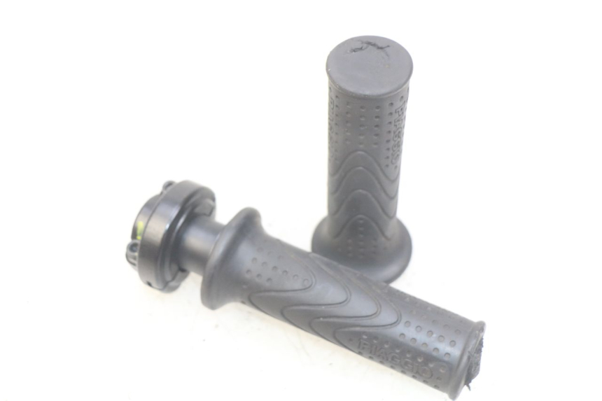 photo de MANETKA GAZU PIAGGIO FLY 4T 50 (2013 - 2017) - Widok główny