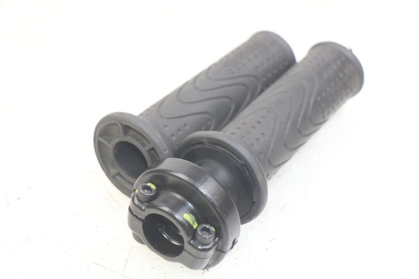 photo de MANETKA GAZU PIAGGIO FLY 4T 50 (2013 - 2017) - Inny kąt widzenia