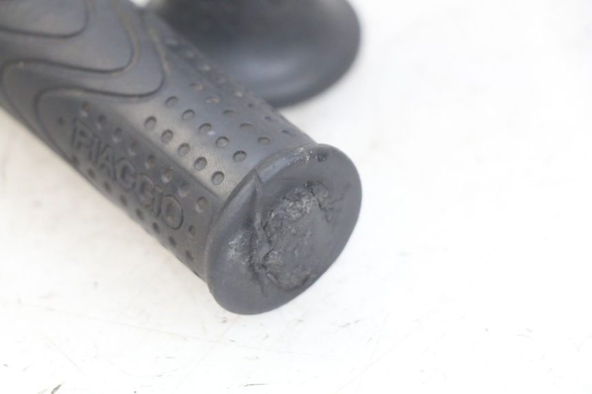 photo de MANETKA GAZU PIAGGIO FLY 4T 50 (2013 - 2017) - Zbliżenie techniczne