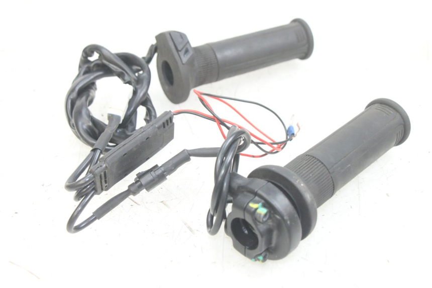 photo de MANETKA GAZU PIAGGIO MEDLEY 125 (2016 - 2023) - Zbliżenie techniczne