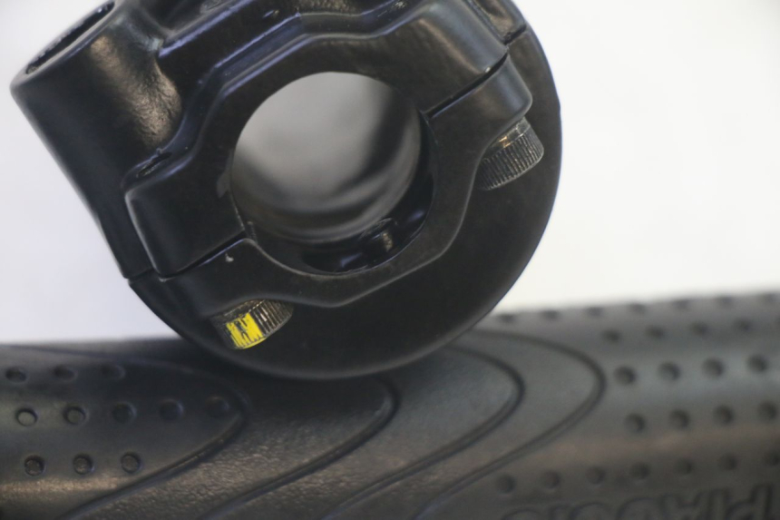 photo de MANETKA GAZU PIAGGIO MP3 HPE 350 (2018 - 2020) - Inny kąt widzenia