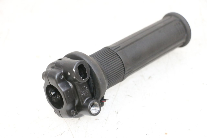 photo de MANETKA GAZU PIAGGIO MP3 HPE 300 (2019 - 2026) - Zbliżenie techniczne