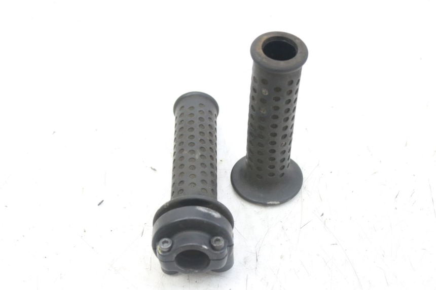 photo de MANETKA GAZU PIAGGIO MP3 RL 250 (2006 - 2010) - Inny kąt widzenia