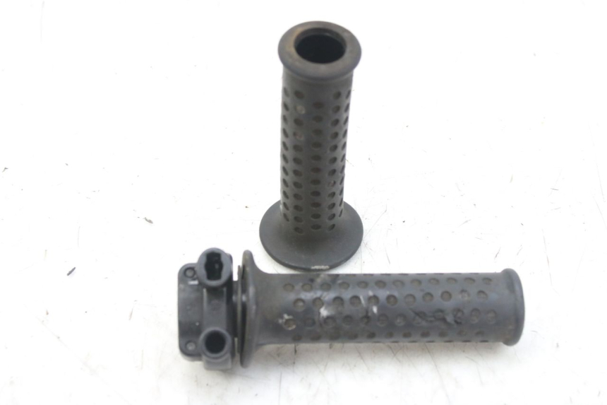 photo de MANETKA GAZU PIAGGIO MP3 RL 250 (2006 - 2010) - Zbliżenie techniczne