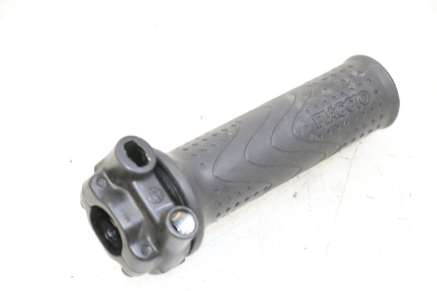 photo de MANETKA GAZU PIAGGIO MP3 500 (2014 - 2017) - Inny kąt widzenia