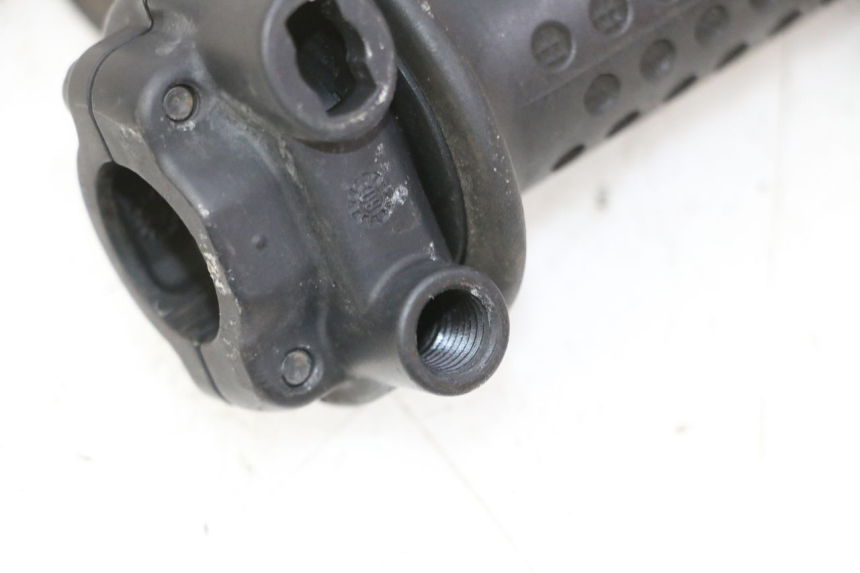 photo de MANETKA GAZU PIAGGIO MP3 RL 250 (2006 - 2010) - Inny kąt widzenia