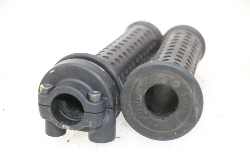 photo de MANETKA GAZU PIAGGIO MP3 RL 250 (2006 - 2010) - Zbliżenie techniczne