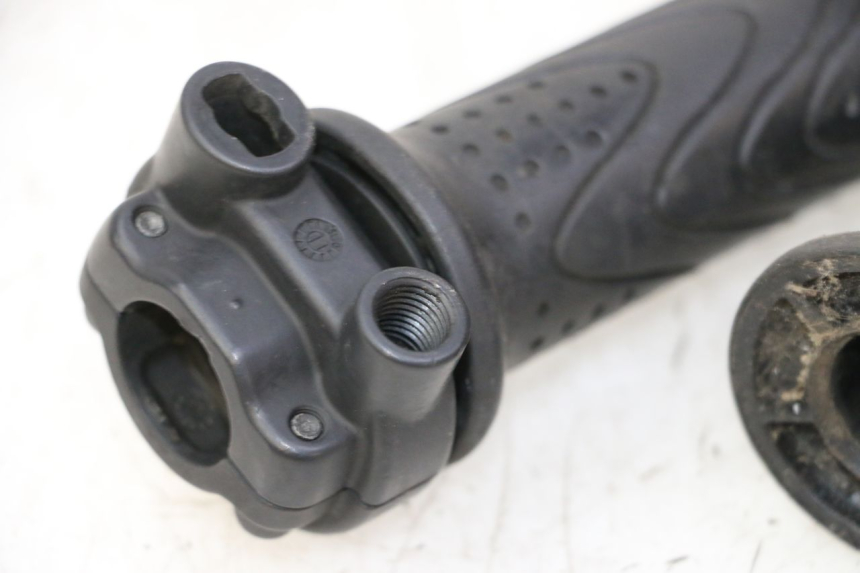 photo de MANETKA GAZU PIAGGIO MP3 500 (2011 - 2015) - Inny kąt widzenia