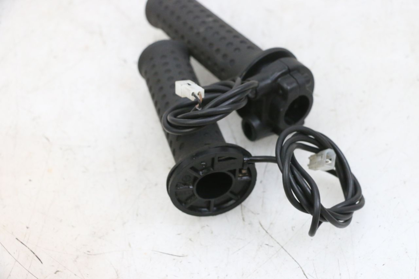 photo de MANETKA GAZU PIAGGIO MP3 500 (2016 - 2018) - Inny kąt widzenia