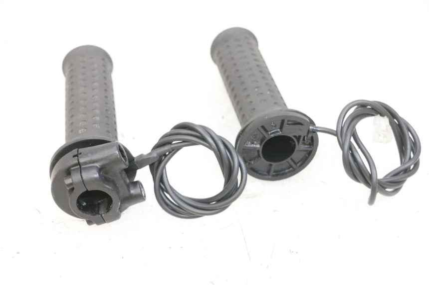 photo de MANETKA GAZU PIAGGIO MP3 500 (2016 - 2018) - Punkty mocowania