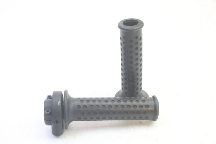 photo de MANETKA GAZU PIAGGIO MP3 RL 250 (2006 - 2010) - Inny kąt widzenia