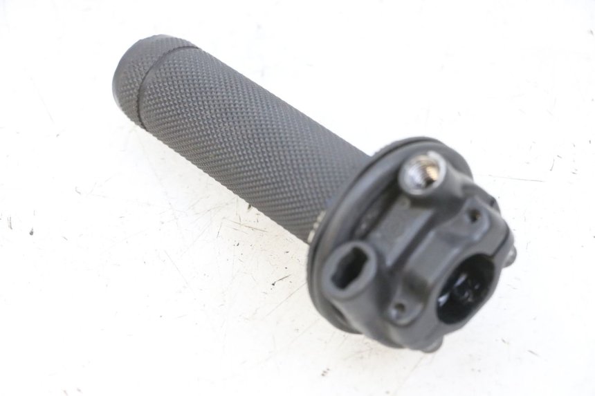 photo de MANETKA GAZU PIAGGIO NEW TYPHOON 50 (2018 - 2021) - Inny kąt widzenia