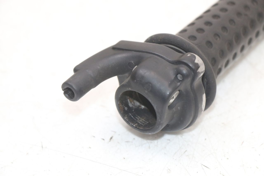 photo de MANETKA GAZU PIAGGIO VESPA LX 2T 50 (2005 - 2013) - Inny kąt widzenia