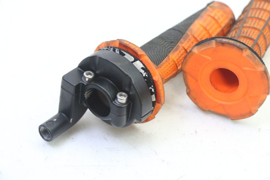 photo de MANETKA GAZU APOLLO RFZ 125 - Inny kąt widzenia