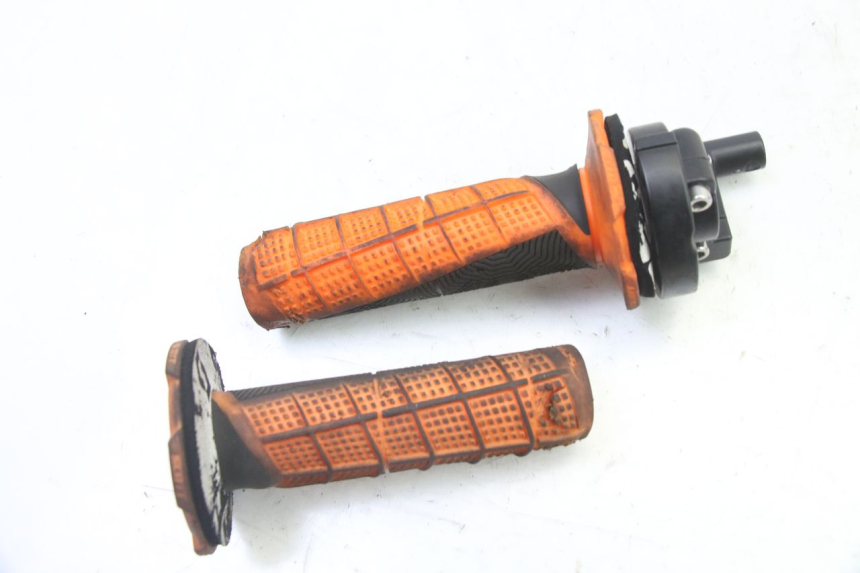 photo de MANETKA GAZU APOLLO RFZ 125 - Zbliżenie techniczne