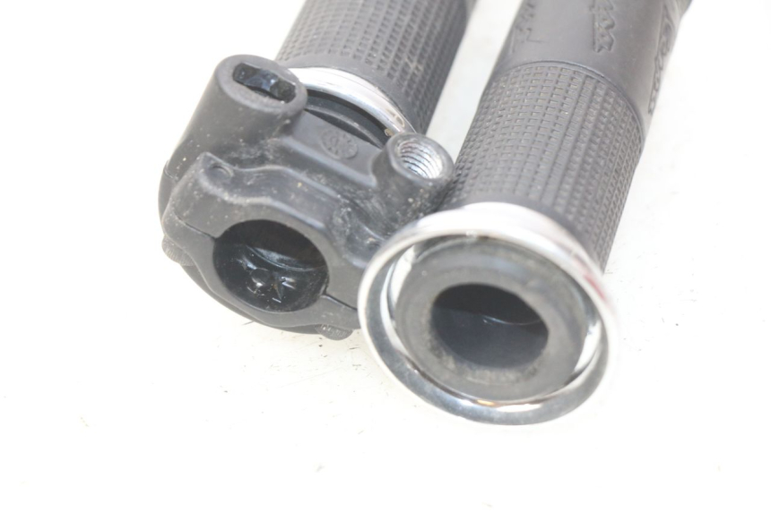 photo de MANETKA GAZU PIAGGIO VESPA GTS IGET ABS 125 (2017 - 2023) - Szczegół części