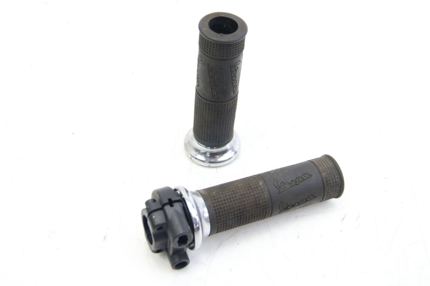 photo de MANETKA GAZU PIAGGIO VESPA GTS SUPER IE 125 (2009 - 2016) - Widok główny