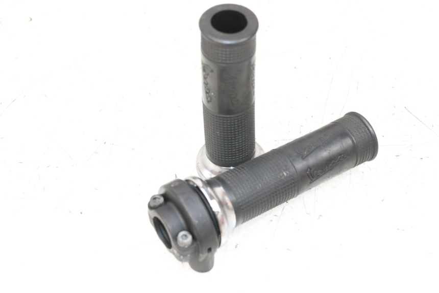 photo de MANETKA GAZU PIAGGIO VESPA GTS SUPER IE 125 (2009 - 2016) - Widok główny