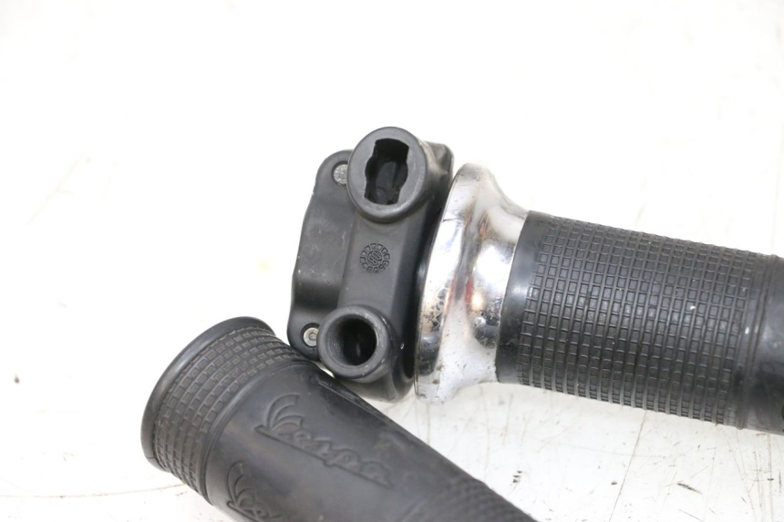 photo de MANETKA GAZU PIAGGIO VESPA GTS SUPER IE 125 (2009 - 2016) - Zoom stanu zużycia