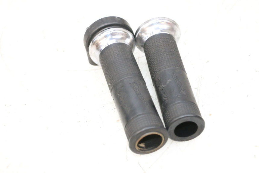 photo de MANETKA GAZU PIAGGIO VESPA GTS SUPER IE 125 (2009 - 2016) - Zbliżenie techniczne