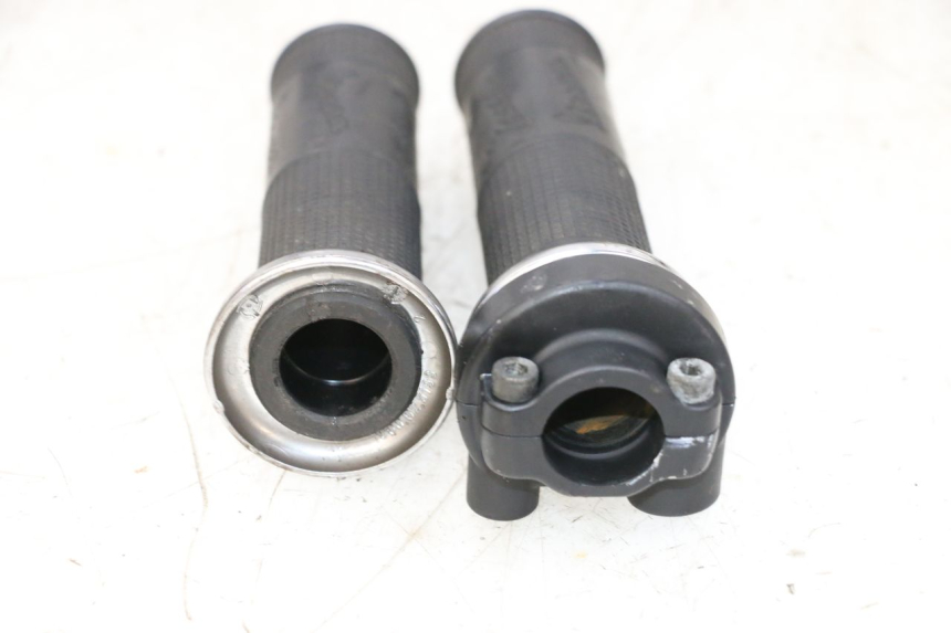 photo de MANETKA GAZU PIAGGIO VESPA GTS SUPER IE 125 (2009 - 2016) - Punkty mocowania