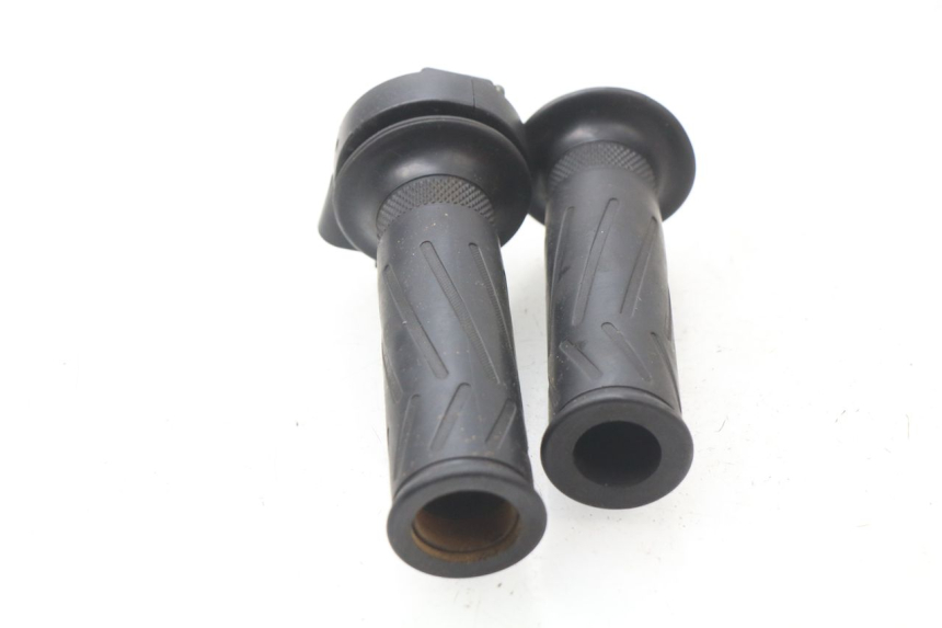 photo de MANETKA GAZU YAMAHA XMAX X-MAX 125 (2006 - 2009) - Inny kąt widzenia