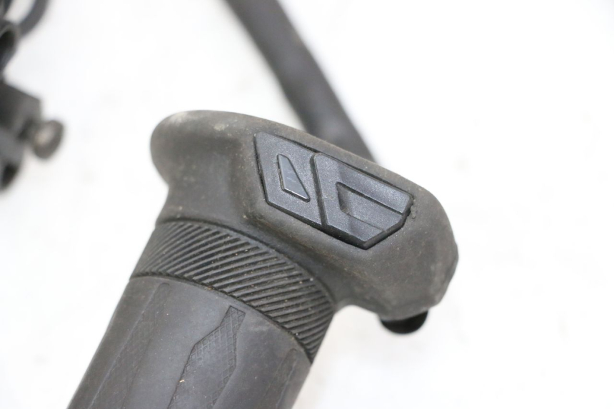 photo de MANETKA GAZU YAMAHA XMAX X-MAX 125 (2006 - 2009) - Widok produktu