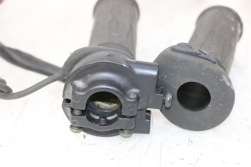 photo de MANETKA GAZU YAMAHA XMAX X-MAX 125 (2006 - 2009) - Inny kąt widzenia