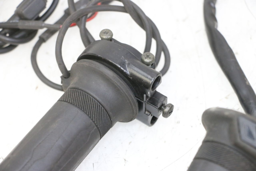 photo de MANETKA GAZU YAMAHA XMAX X-MAX 125 (2006 - 2009) - Oznaczenia i referencje