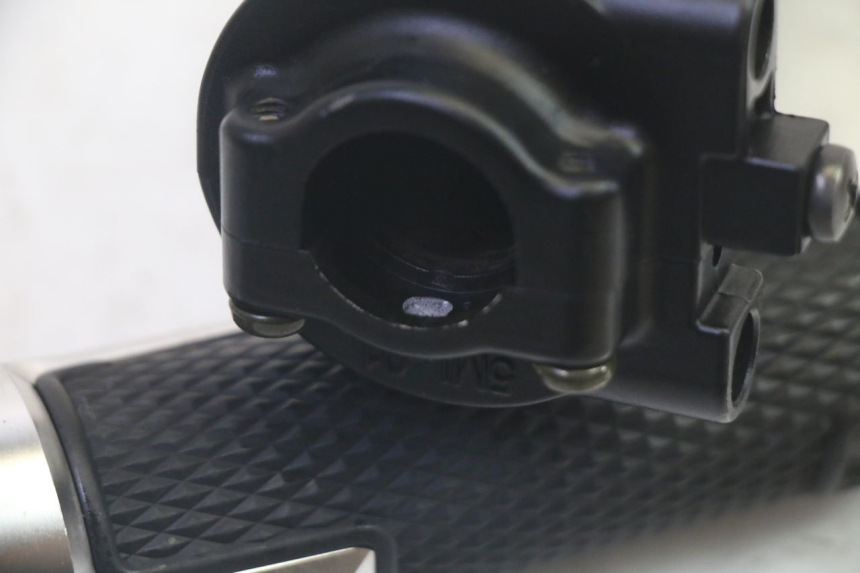 photo de MANETKA GAZU YAMAHA XMAX X-MAX 125 (2006 - 2009) - Inny kąt widzenia