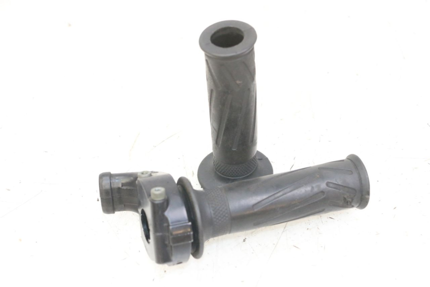 photo de MANETKA GAZU YAMAHA FZS FAZER 600 (2001 - 2003) - Widok główny