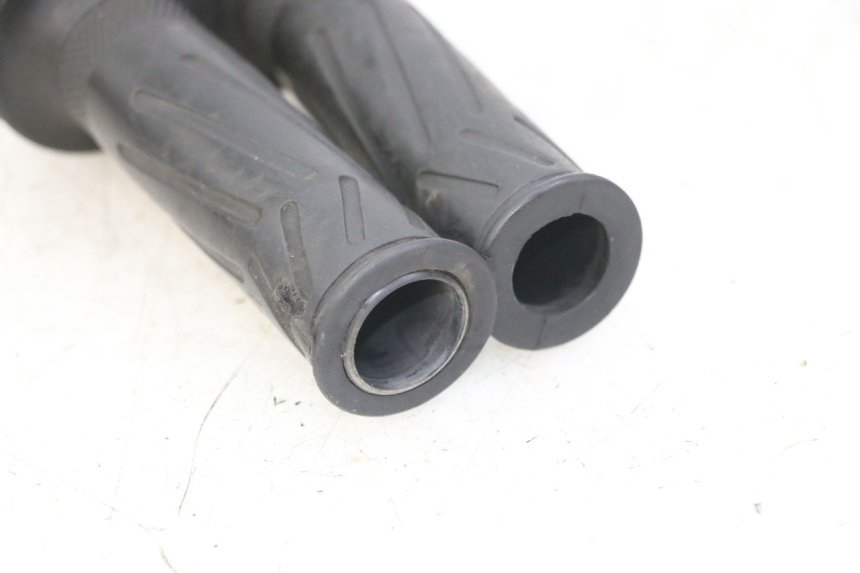 photo de MANETKA GAZU YAMAHA FZS FAZER 600 (2001 - 2003) - Stan powierzchni