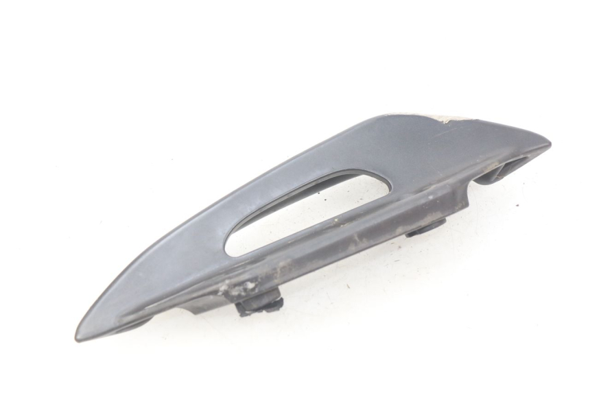 photo de PRAWY TYLNY UCHWYT SUZUKI BURGMAN 125 (2007 - 2014) - Zbliżenie techniczne