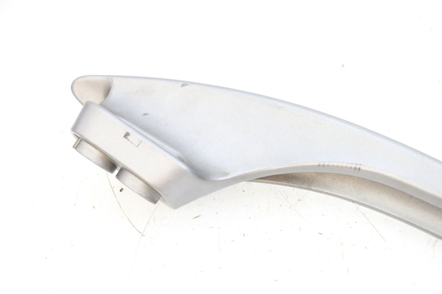 photo de PRAWY TYLNY UCHWYT SUZUKI BURGMAN 650 (2013 - 2020) - Zbliżenie techniczne