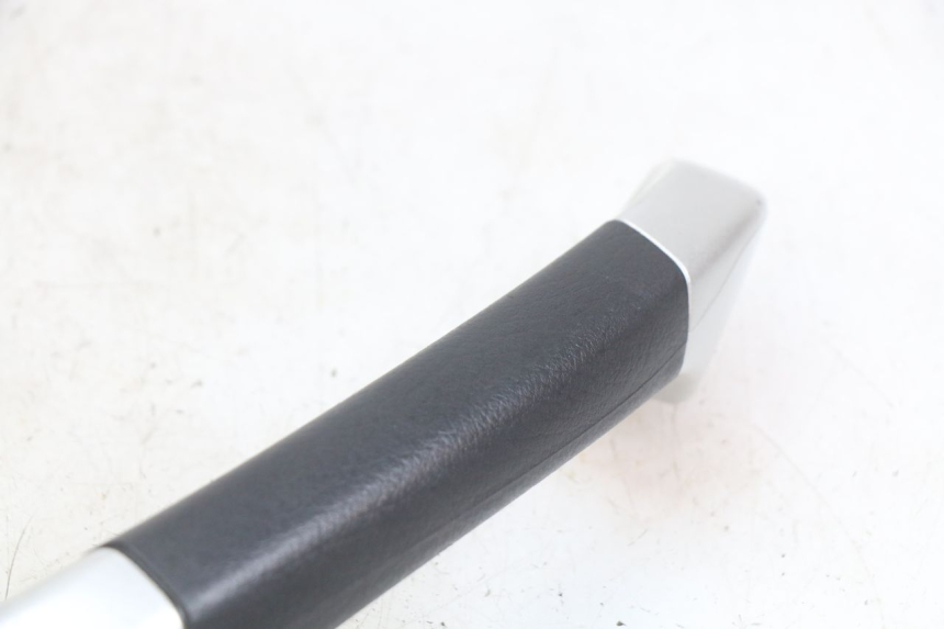 photo de PRAWY TYLNY UCHWYT PIAGGIO MP3 LT 400 (2007 - 2012) - Szczegół części