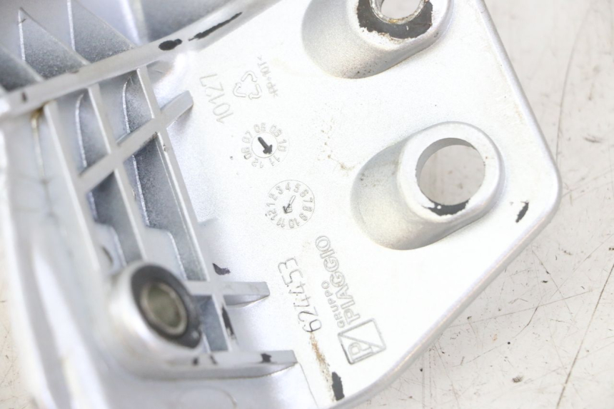 photo de PRAWY TYLNY UCHWYT PIAGGIO MP3 LT 300 (2010 - 2016) - Zbliżenie techniczne