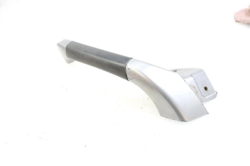 photo de PRAWY TYLNY UCHWYT PIAGGIO MP3 125 (2006 - 2014) - Zbliżenie techniczne