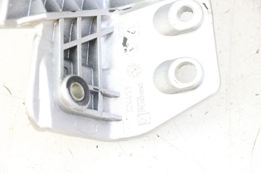 photo de PRAWY TYLNY UCHWYT PIAGGIO MP3 LT 400 (2007 - 2012) - Inny kąt widzenia