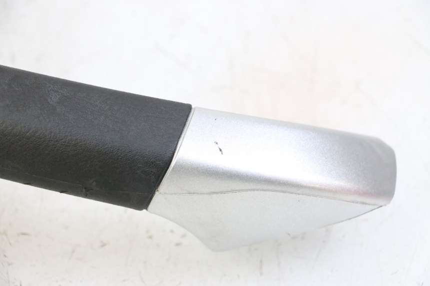 photo de PRAWY TYLNY UCHWYT PIAGGIO MP3 LT 400 (2007 - 2012) - Stan powierzchni