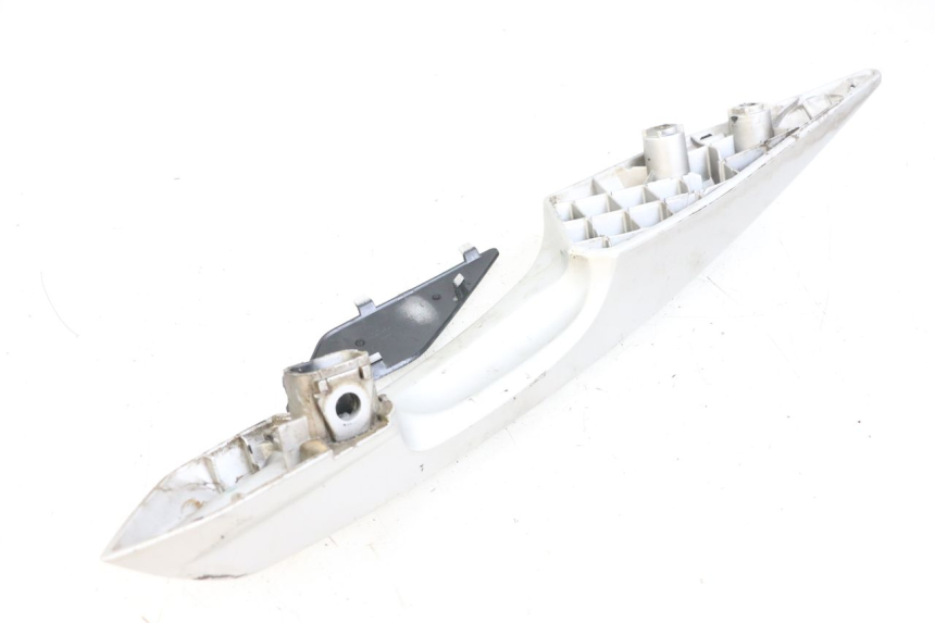 photo de PRAWY TYLNY UCHWYT PEUGEOT SATELIS 125 (2010 - 2012) - Zoom stanu zużycia