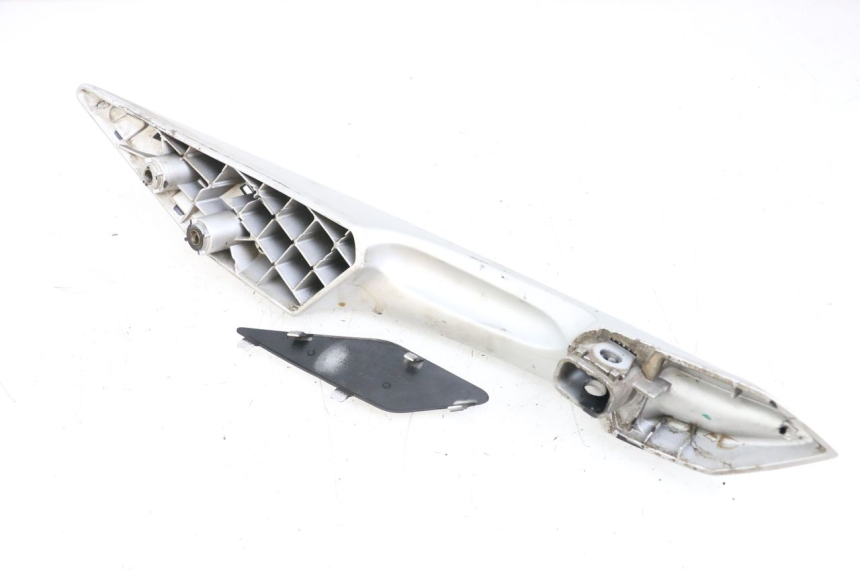 photo de PRAWY TYLNY UCHWYT PEUGEOT SATELIS 125 (2010 - 2012) - Inny kąt widzenia