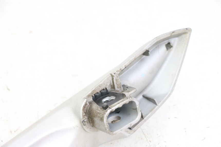 photo de PRAWY TYLNY UCHWYT PEUGEOT SATELIS 125 (2013 - 2018) - Inny kąt widzenia