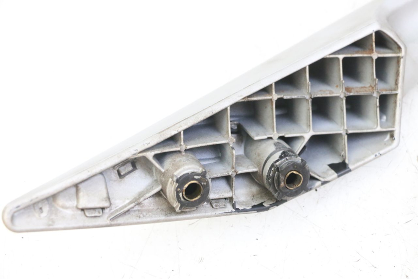 photo de PRAWY TYLNY UCHWYT PEUGEOT SATELIS 125 (2013 - 2018) - Zbliżenie techniczne