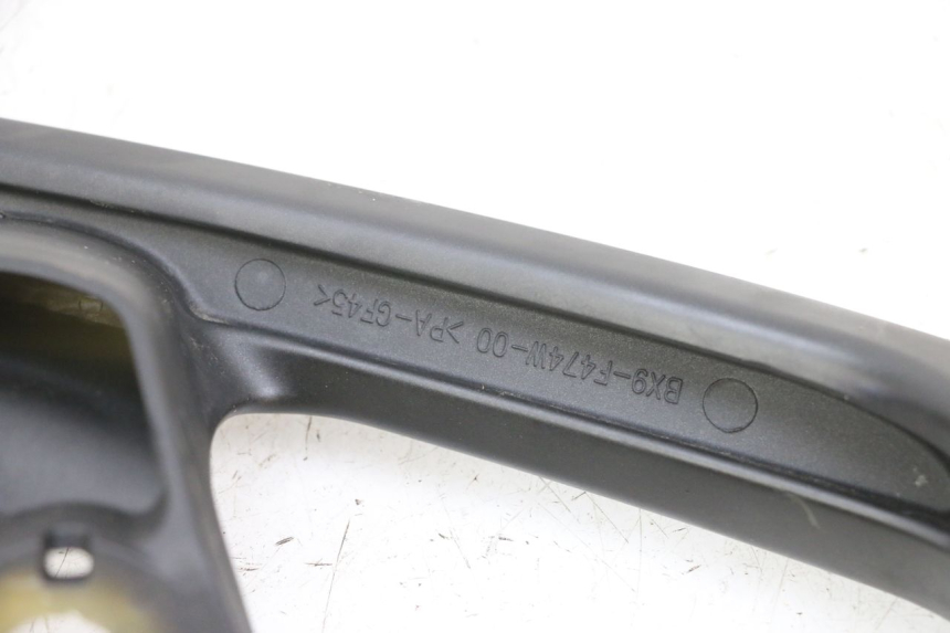 photo de PRAWY TYLNY UCHWYT YAMAHA TRICITY 300 (2020 - 2024) - Inny kąt widzenia