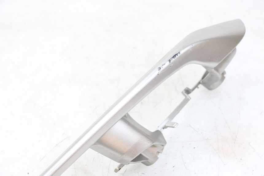 photo de PRAWY TYLNY UCHWYT YAMAHA XMAX X-MAX ABS 125 (2017 - 2020) - Szczegół części