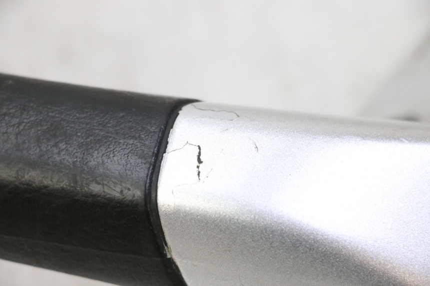 photo de LEWY TYLNY UCHWYT PIAGGIO MP3 RL 250 (2006 - 2010) - Zbliżenie techniczne