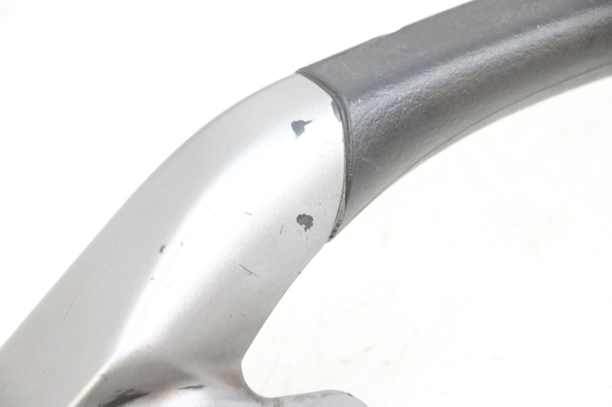 photo de LEWY TYLNY UCHWYT PIAGGIO MP3 125 (2006 - 2014) - Zoom stanu zużycia