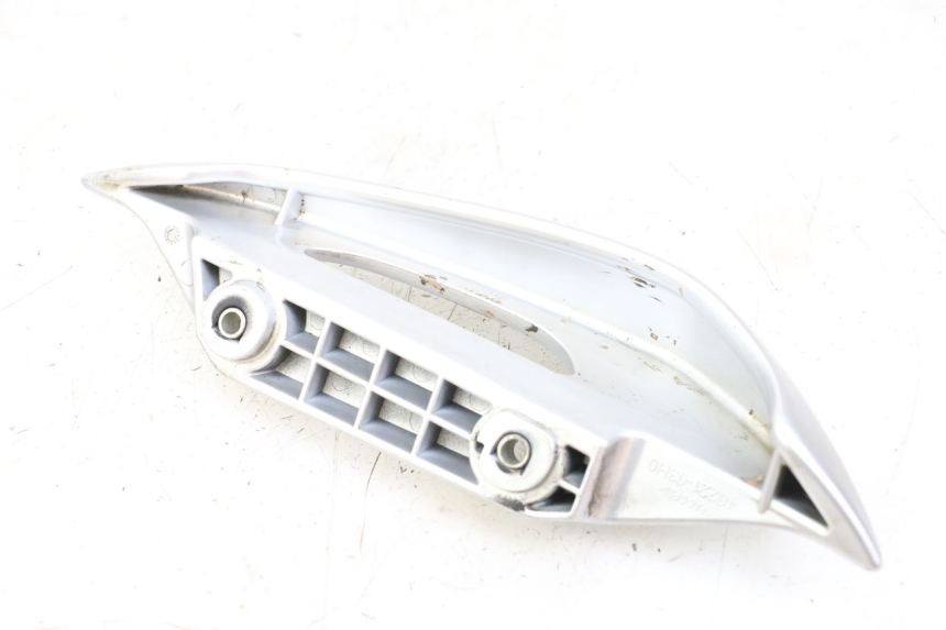 photo de LEWY TYLNY UCHWYT SUZUKI BURGMAN 125 (2007 - 2014) - Zbliżenie techniczne